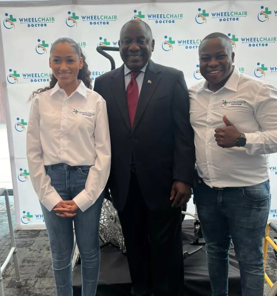 Ernest explaining the tech to President Ramaphosa